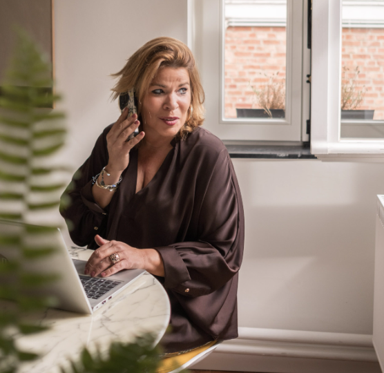 Katrien aan het bellen